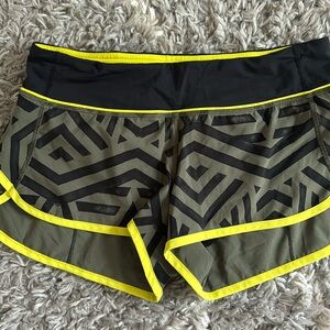 Lululemon Size 6 Speed Ups 2.5" inseam green/black/yellow
